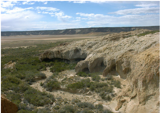 Fotografía del paisaje, donde pueden observarse algunas cuevas
con arte rupestre.